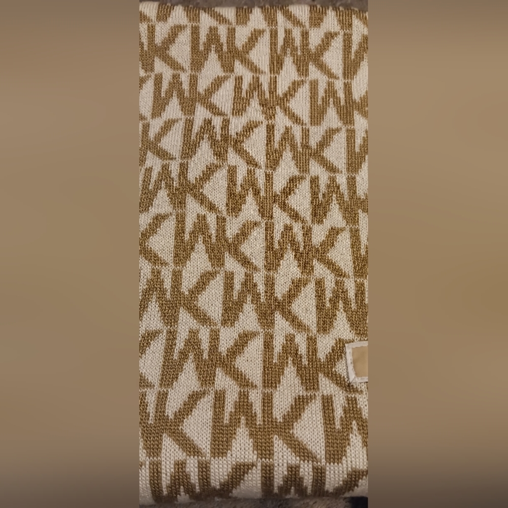 Never worn Michael Kors reversible scarf